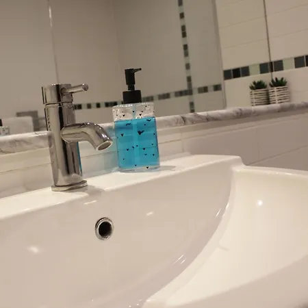 דירה 2 Bedroom Luxury Centre בריסטול